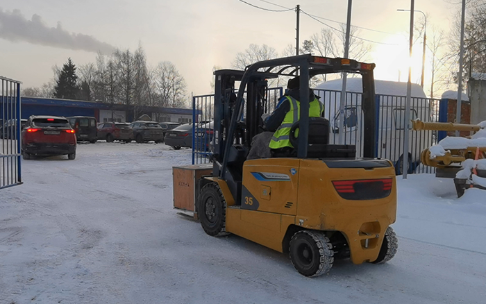 Russian forklift project Jnhtc machinery forklift is designed for harsh environments. Its special design to adapt to extremely cold weather makes it powerful in Russia's low temperature environment. Optional lithium battery low temperature heating system, below 0 degrees Celsius can be charged and discharged normally